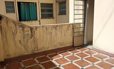 EXCELENTE DEPARTAMENTO, a pocas cuadras de Plaza de Mayo, Av. Belgrano y Diagonal Sur, 4 ambientes, Balcón corrido, Patio, cocina y 2 baños a remodela