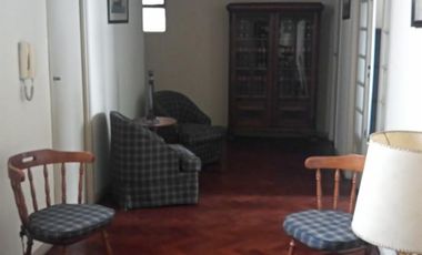 EXCELENTE DEPARTAMENTO, a pocas cuadras de Plaza de Mayo, Av. Belgrano y Diagonal Sur, 4 ambientes, Balcón corrido, Patio, cocina y 2 baños a remodela