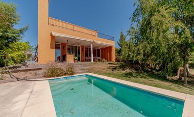 Casa sobre el lago en venta en el Barrio Vistas