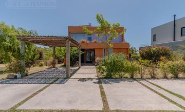 Casa sobre el lago en venta en el Barrio Vistas