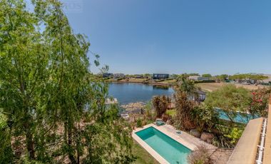 Casa sobre el lago en venta en el Barrio Vistas