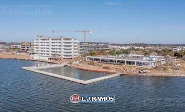 Casa sobre el lago en venta en el Barrio Vistas