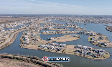 Casa sobre el lago en venta en el Barrio Vistas