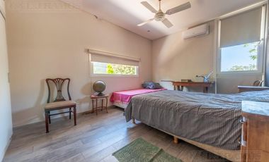 Casa sobre el lago en venta en el Barrio Vistas