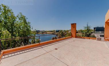 Casa sobre el lago en venta en el Barrio Vistas
