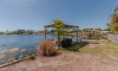 Casa sobre el lago en venta en el Barrio Vistas