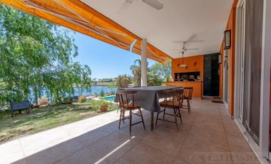 Casa sobre el lago en venta en el Barrio Vistas