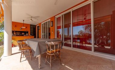 Casa sobre el lago en venta en el Barrio Vistas