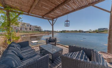 Casa sobre el lago en venta en el Barrio Vistas
