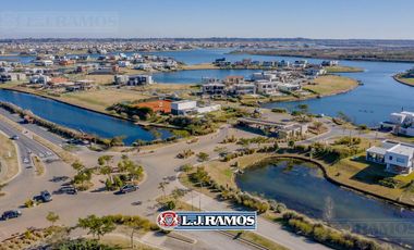 Casa sobre el lago en venta en el Barrio Vistas