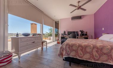 Casa sobre el lago en venta en el Barrio Vistas