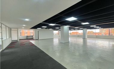 RENTO OFINA REMODELADA EN LA 77 CON 11