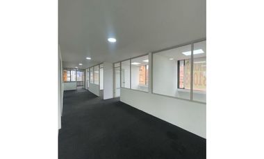 RENTO OFINA REMODELADA EN LA 77 CON 11