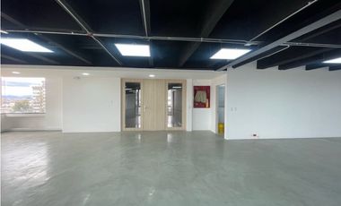 RENTO OFINA REMODELADA EN LA 77 CON 11