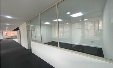 RENTO OFINA REMODELADA EN LA 77 CON 11