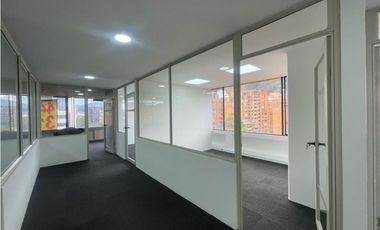 RENTO OFINA REMODELADA EN LA 77 CON 11