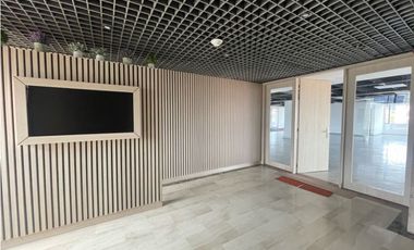 RENTO OFINA REMODELADA EN LA 77 CON 11