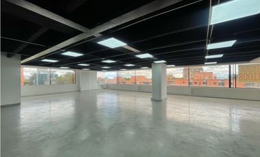 RENTO OFINA REMODELADA EN LA 77 CON 11