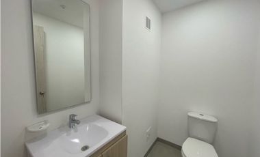 RENTO OFINA REMODELADA EN LA 77 CON 11