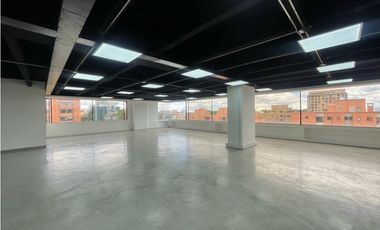 RENTO OFINA REMODELADA EN LA 77 CON 11