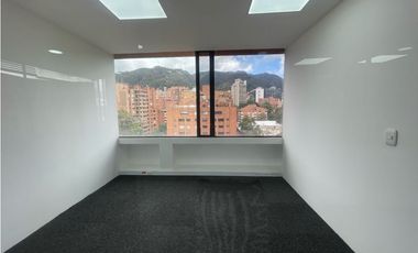 RENTO OFINA REMODELADA EN LA 77 CON 11