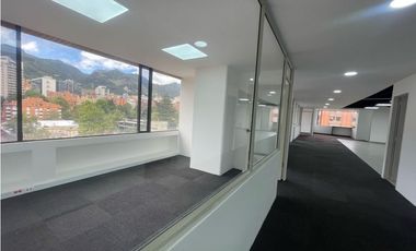 RENTO OFINA REMODELADA EN LA 77 CON 11
