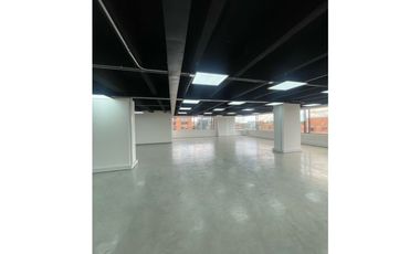 RENTO OFINA REMODELADA EN LA 77 CON 11