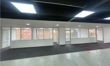 RENTO OFINA REMODELADA EN LA 77 CON 11