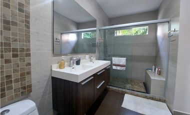 SE VENDE CASA DE DOS PISOS EN BARRIO EL RECREO DE MONTERA
