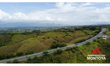 Finca suburbana en Cerritos sobre la vía Pereira-Cartago