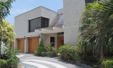 Se arrienda casa con amplios espacios, ubicada en Bavaria Santa Marta
