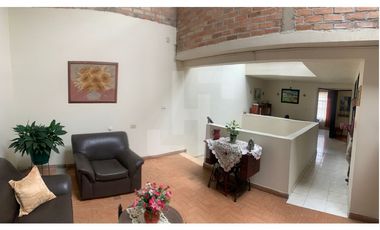 VENDO CASA DE 3 PISOS CERCA AL CENTRO