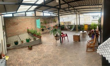 VENDO CASA DE 3 PISOS CERCA AL CENTRO