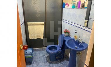 VENDO CASA DE 3 PISOS CERCA AL CENTRO