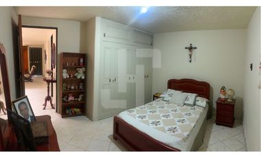 VENDO CASA DE 3 PISOS CERCA AL CENTRO