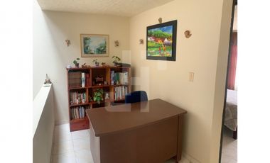 VENDO CASA DE 3 PISOS CERCA AL CENTRO