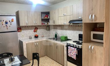 VENDO CASA DE 3 PISOS CERCA AL CENTRO