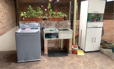 VENDO CASA DE 3 PISOS CERCA AL CENTRO