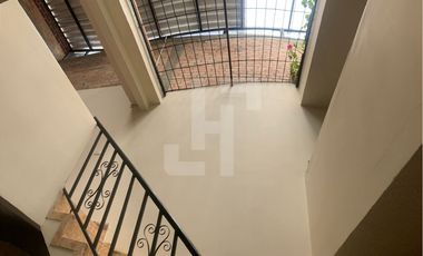 VENDO CASA DE 3 PISOS CERCA AL CENTRO