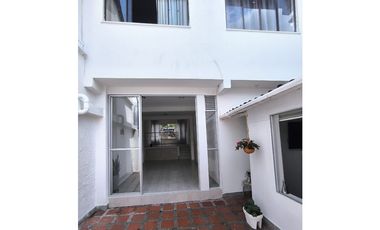 SE VENDE CASA  REMODELADA CERCA EN LA  AVENIDA SUR
