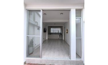 SE VENDE CASA  REMODELADA CERCA EN LA  AVENIDA SUR