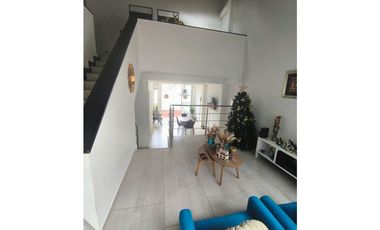 SE VENDE CASA  REMODELADA CERCA EN LA  AVENIDA SUR