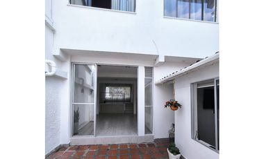 SE VENDE CASA  REMODELADA CERCA EN LA  AVENIDA SUR