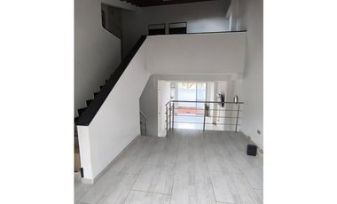 SE VENDE CASA  REMODELADA CERCA EN LA  AVENIDA SUR