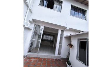 SE VENDE CASA  REMODELADA CERCA EN LA  AVENIDA SUR