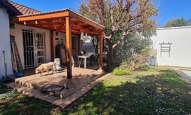 PRECIOSA CASA CON GRAN TERRENO, MUY ILUMINADA
