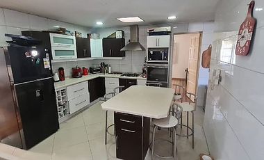 PRECIOSA CASA CON GRAN TERRENO, MUY ILUMINADA