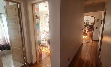 PRECIOSA CASA CON GRAN TERRENO, MUY ILUMINADA