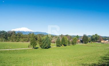 PARCELA EN CONDOMINIO CON VISTA VOLCANES Y ACCESO AL LAGO.