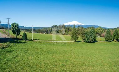 PARCELA EN CONDOMINIO CON VISTA VOLCANES Y ACCESO AL LAGO.